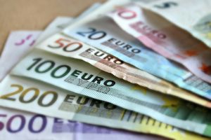 Euro a fost cotat la 4,7576 lei